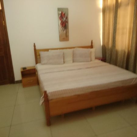 The Golden Apple Guest House Awoshie Bagian luar foto